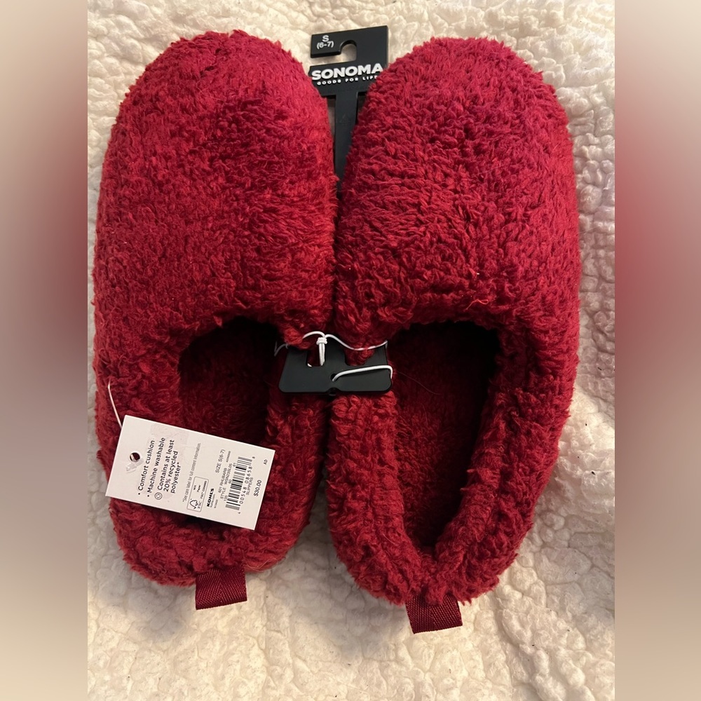 New Women’s Red Sonoma Slippers Size Small 6-7.